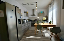 Maison de plain pied - 2 chambres  - 1 abri de jardin - terrain clos avec places de parking
