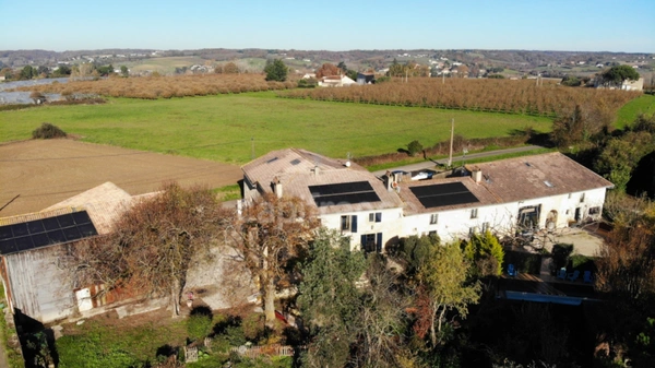 Domaine - 1 maison d'habitation - 5 chambres d'hôtes - 2 appartements en location sur plus de 1 hectare à SAINTE BAZEILLE (47)