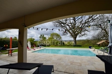 Villa de plain pied - 4 chambres - piscine - terrain de pétanque - garage - cadre naturel privilégié
