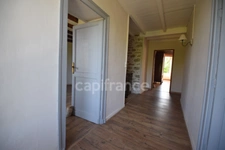 Maison en pierre dans un village de caractère, 4 chambres, garage, dépendances