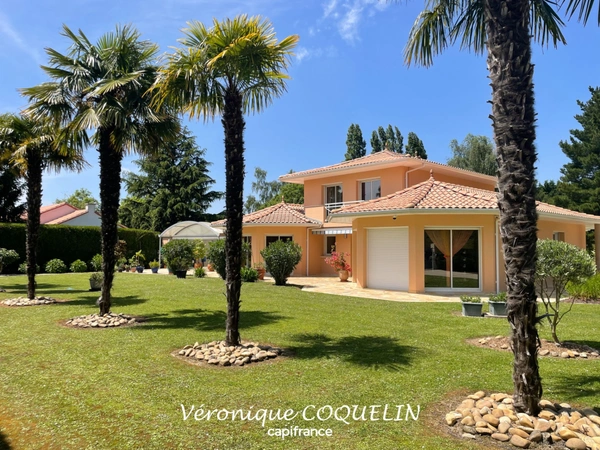 Magnifique villa 7 pièces 240m² avec piscine intérieure à vendre LE CELLIER