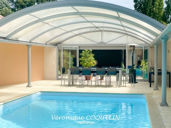 Magnifique villa 7 pièces 240m² avec piscine intérieure à vendre LE CELLIER