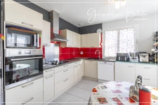 Single-storey house 134m² - 4 bedrooms - 1140m² plot with swimming pool - PINEUILH (33)