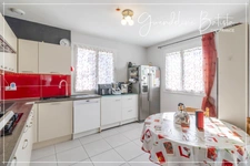 Single-storey house 134m² - 4 bedrooms - 1140m² plot with swimming pool - PINEUILH (33)