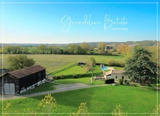 Superb property comprising a main house and 3 gîtes - 1.9 hectares of land with swimming pool 