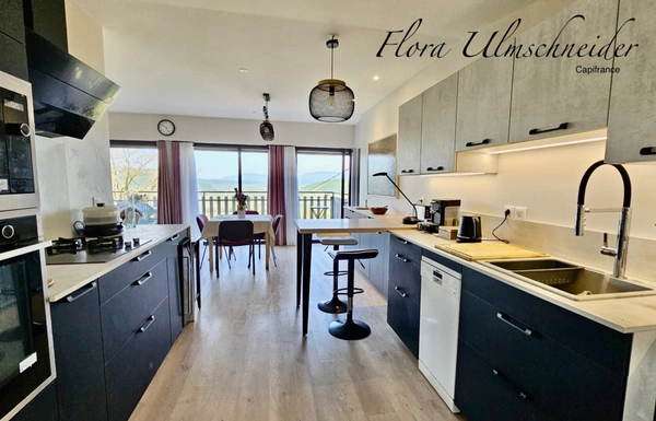 Maison lumineuse d'env. 137 m² avec vue exceptionnelle à vendre à CHINDRIEUX (73). Dépendances, terrain, proche lac du Bourget. A 25 mns d'Aix-les-Bains et 1H d'Annecy et de Genève.