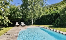 Maison en pierre avec piscine + terrain à vendre à SERRIERES EN CHAUTAGNE (73), 50 min de Genève et d'Annecy, 35 min d'Aix-les-Bains et 10 min du lac du Bourget