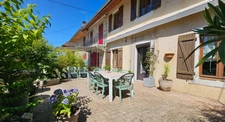 Authenticité et espace : grande maison mitoyenne en pierre avec 5 chambres à vendre à CHINDRIEUX avec garage et terrain proche du lac du Bourget, entre Aix-les-Bains et Annecy