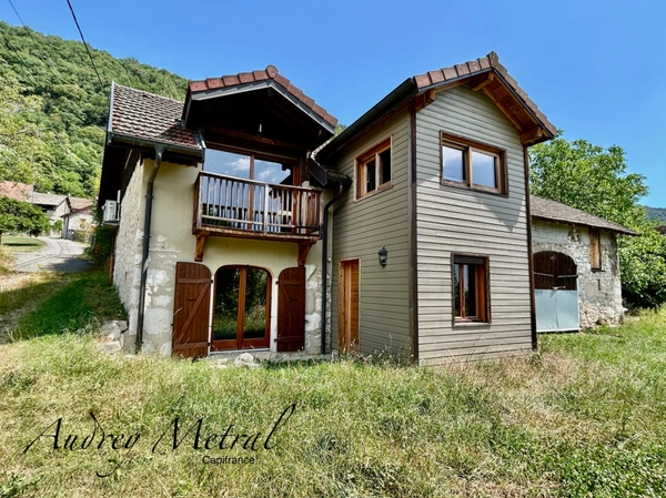 Maison en pierre avec piscine + terrain à vendre à SERRIERES EN CHAUTAGNE (73), 50 min de Genève et d'Annecy, 35 min d'Aix-les-Bains et 10 min du lac du Bourget