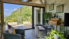 Maison familiale d'environ 135 m² avec vue panoramique, au cœur d'un écrin de verdure à CHANAZ (73). À seulement 25 minutes d'Aix-les-Bains, 45 minutes de Chambéry et 50 minutes d'Annecy.