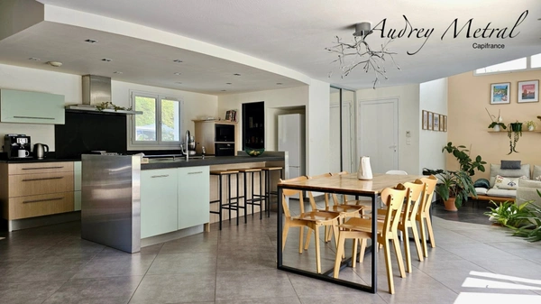 Villa à vendre à Serrières-en-Chautagne avec piscine, à 50 min de Genève et d'Annecy, 35 min d'Aix-Les-Bains et 15 min du Lac du Bourget