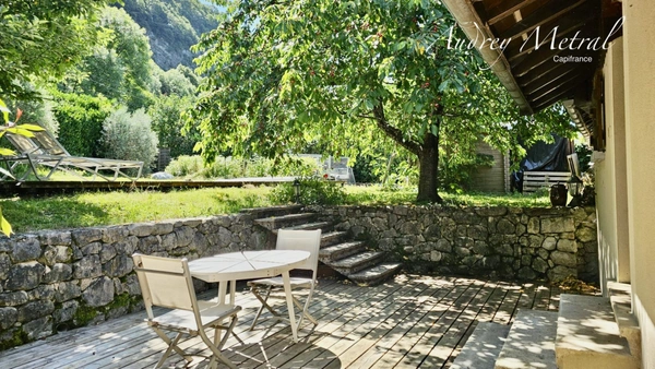 Maison en pierre avec piscine + terrain à vendre à SERRIERES EN CHAUTAGNE (73), 50 min de Genève et d'Annecy, 35 min d'Aix-les-Bains et 10 min du lac du Bourget