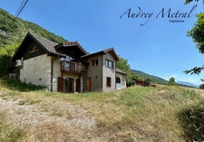 Maison en pierre avec piscine + terrain à vendre à SERRIERES EN CHAUTAGNE (73), 50 min de Genève et d'Annecy, 35 min d'Aix-les-Bains et 10 min du lac du Bourget