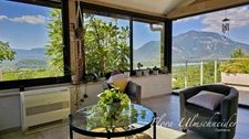 Maison familiale d'environ 135 m² avec vue panoramique, au cœur d'un écrin de verdure à CHANAZ (73). À seulement 25 minutes d'Aix-les-Bains, 45 minutes de Chambéry et 50 minutes d'Annecy.