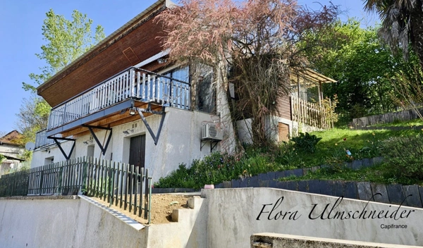 Maison lumineuse d'env. 137 m² avec vue exceptionnelle à vendre à CHINDRIEUX (73). Dépendances, terrain, proche lac du Bourget. A 25 mns d'Aix-les-Bains et 1H d'Annecy et de Genève.