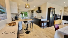 Maison lumineuse d'env. 137 m² avec vue exceptionnelle à vendre à CHINDRIEUX (73). Dépendances, terrain, proche lac du Bourget. A 25 mns d'Aix-les-Bains et 1H d'Annecy et de Genève.