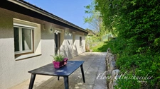 Maison lumineuse d'env. 137 m² avec vue exceptionnelle à vendre à CHINDRIEUX (73). Dépendances, terrain, proche lac du Bourget. A 25 mns d'Aix-les-Bains et 1H d'Annecy et de Genève.