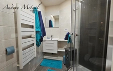 Appartement à vendre à AIX LES BAINS (73) composé de 3 studios, d'une salle commune et accès à la piscine.