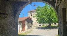 Authenticité et espace : grande maison mitoyenne en pierre avec 5 chambres à vendre à CHINDRIEUX avec garage et terrain proche du lac du Bourget, entre Aix-les-Bains et Annecy