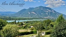 Maison familiale d'environ 135 m² avec vue panoramique, au cœur d'un écrin de verdure à CHANAZ (73). À seulement 25 minutes d'Aix-les-Bains, 45 minutes de Chambéry et 50 minutes d'Annecy.