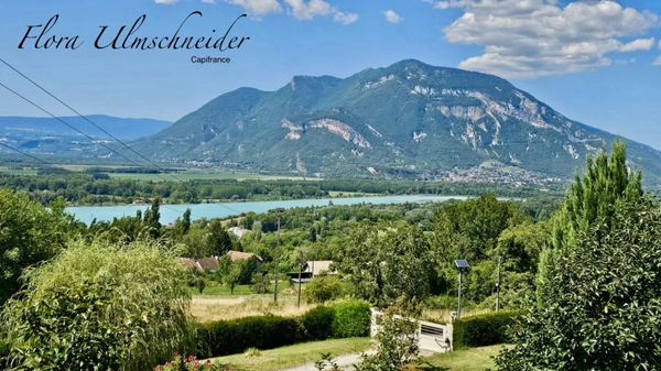 Maison familiale d'environ 135 m² avec vue panoramique, au cœur d'un écrin de verdure à CHANAZ (73). À seulement 25 minutes d'Aix-les-Bains, 45 minutes de Chambéry et 50 minutes d'Annecy.