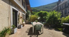 Authenticité et espace : grande maison mitoyenne en pierre avec 5 chambres à vendre à CHINDRIEUX avec garage et terrain proche du lac du Bourget, entre Aix-les-Bains et Annecy