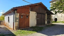 Authenticité et espace : grande maison mitoyenne en pierre avec 5 chambres à vendre à CHINDRIEUX avec garage et terrain proche du lac du Bourget, entre Aix-les-Bains et Annecy