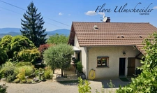 Maison familiale d'environ 135 m² avec vue panoramique, au cœur d'un écrin de verdure à CHANAZ (73). À seulement 25 minutes d'Aix-les-Bains, 45 minutes de Chambéry et 50 minutes d'Annecy.