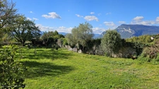 Authenticité et espace : grande maison mitoyenne en pierre avec 5 chambres à vendre à CHINDRIEUX avec garage et terrain proche du lac du Bourget, entre Aix-les-Bains et Annecy