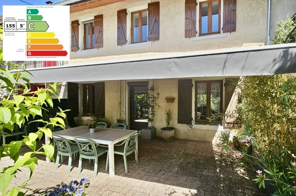Authenticité et espace : grande maison mitoyenne en pierre avec 5 chambres à vendre à CHINDRIEUX avec garage et terrain proche du lac du Bourget, entre Aix-les-Bains et Annecy