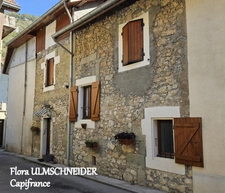 Authenticité et espace : grande maison mitoyenne en pierre avec 5 chambres à vendre à CHINDRIEUX avec garage et terrain proche du lac du Bourget, entre Aix-les-Bains et Annecy