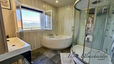 Maison lumineuse d'env. 137 m² avec vue exceptionnelle à vendre à CHINDRIEUX (73). Dépendances, terrain, proche lac du Bourget. A 25 mns d'Aix-les-Bains et 1H d'Annecy et de Genève.