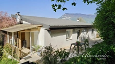 Maison lumineuse d'env. 137 m² avec vue exceptionnelle à vendre à CHINDRIEUX (73). Dépendances, terrain, proche lac du Bourget. A 25 mns d'Aix-les-Bains et 1H d'Annecy et de Genève.