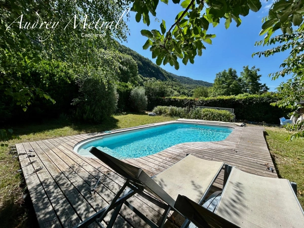 Maison en pierre avec piscine + terrain à vendre à SERRIERES EN CHAUTAGNE (73), 50 min de Genève et d'Annecy, 35 min d'Aix-les-Bains et 10 min du lac du Bourget