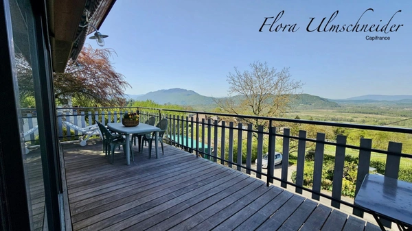 Maison lumineuse d'env. 137 m² avec vue exceptionnelle à vendre à CHINDRIEUX (73). Dépendances, terrain, proche lac du Bourget. A 25 mns d'Aix-les-Bains et 1H d'Annecy et de Genève.