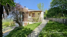 Maison lumineuse d'env. 137 m² avec vue exceptionnelle à vendre à CHINDRIEUX (73). Dépendances, terrain, proche lac du Bourget. A 25 mns d'Aix-les-Bains et 1H d'Annecy et de Genève.