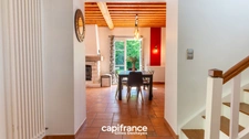 Maison 172 m² habitables, 187 m² au sol, sur un terrain arboré de 1 395 m² en Zone U.