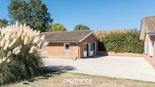 PROCHE DE BELLEVILLE-EN-BEAUJOLAIS, TOUT DE PLAIN-PIED – 3 CHAMBRES – PISCINE 12 × 4 – 78,6 M² DE DÉPENDANCES – TERRAIN 2 710 M²