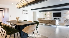 Saint-Didier-sur-Chalaronne, in the centre of the village, substantial house 255 m² of living space, set on a 567 m² plot.