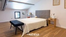 Saint-Didier-sur-Chalaronne, in the centre of the village, substantial house 255 m² of living space, set on a 567 m² plot.