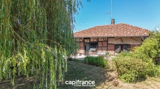 Beaupont (01270), maison ancienne de plain-pied d’environ 94 m² habitables, sur un terrain d’environ 1 161 m², avec garage, atelier et greniers.