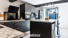 Saint-Didier-sur-Chalaronne, in the centre of the village, substantial house 255 m² of living space, set on a 567 m² plot.