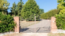 PROCHE DE BELLEVILLE-EN-BEAUJOLAIS, TOUT DE PLAIN-PIED – 3 CHAMBRES – PISCINE 12 × 4 – 78,6 M² DE DÉPENDANCES – TERRAIN 2 710 M²