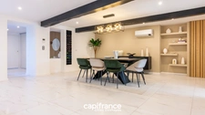 Saint-Didier-sur-Chalaronne, in the centre of the village, substantial house 255 m² of living space, set on a 567 m² plot.