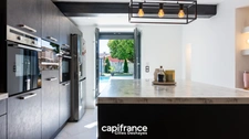 Saint-Didier-sur-Chalaronne, in the centre of the village, substantial house 255 m² of living space, set on a 567 m² plot.