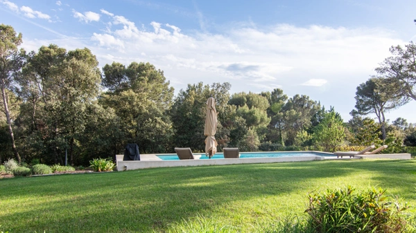 Saint-Marc-Jaumegarde — 342 m² habitables, dont 265 m² de plain-pied, à 7,8 km du Cours Mirabeau.