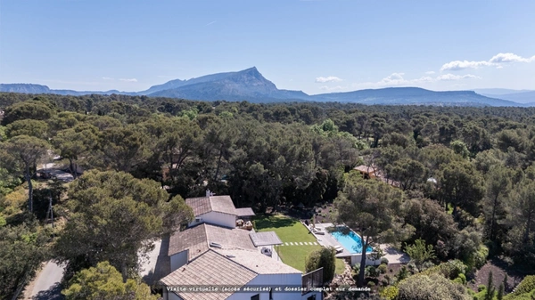 Saint-Marc-Jaumegarde — 342 m² habitables, dont 265 m² de plain-pied, à 7,8 km du Cours Mirabeau.