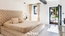 Saint-Didier-sur-Chalaronne, in the centre of the village, substantial house 255 m² of living space, set on a 567 m² plot.