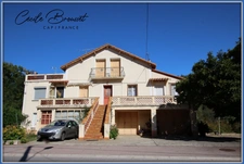 For Sale: Beautiful 1940s villa in Reynes – Rare opportunity with 3 apartments and 3600 m² of land