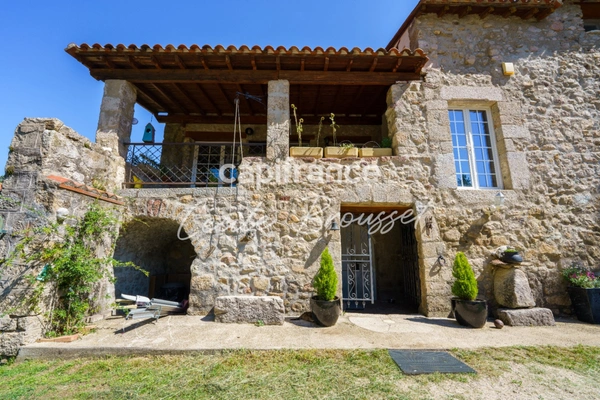 SAINT-LAURENT-DE-CERDANS 66260 – MAS DE CARACTÈRE DE 250 M2 – 5 HECTARES – PISCINE – SOURCES – DÉPENDANCES